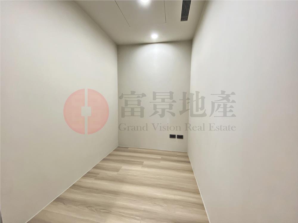 *忠孝敦化*樓中樓露台戶*3套房＋傭房*5車位